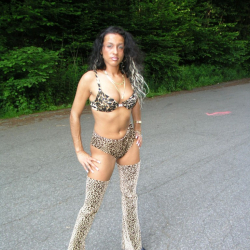 Anna im Leoparden-Bikini