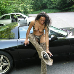 Sexy Anna stellt sich auf der Motorhaube zur Schau! Erotikfotos!