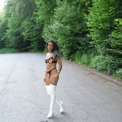 Anna mit wei�en Overknees! Erotikfotos!
