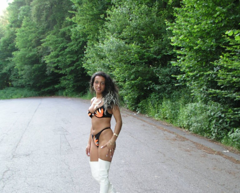 Anna mit wei�en Overknees! Erotikfotos!