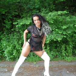 Anna mit wei�en Overknees! Erotikfotos!