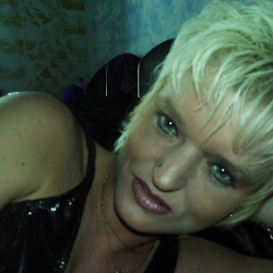 Amateurluder in sexy Posen mit dicken M�psen ;)