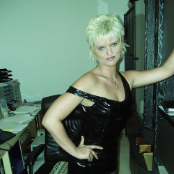 Amateurluder in sexy Posen mit dicken M�psen ;)