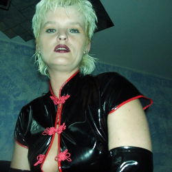 Amateurluder Dark Devil gekleidet in Lack und Leder !! Fetischfotos