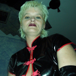 Amateurluder Dark Devil gekleidet in Lack und Leder !! Fetischfotos