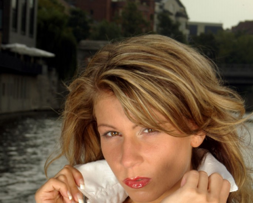 Angie zeigt ihre spitzen Br�ste! 