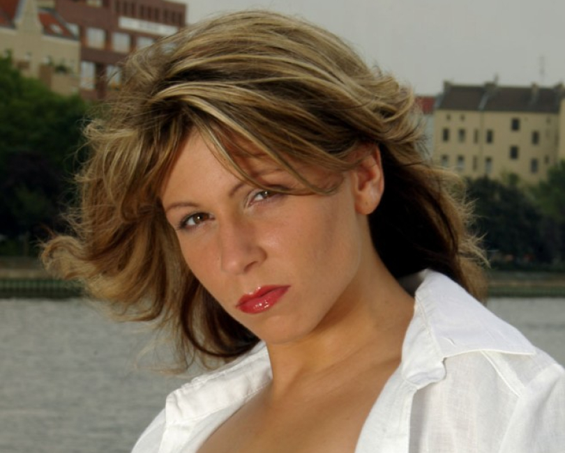 Angie zeigt ihre spitzen Br�ste! 
