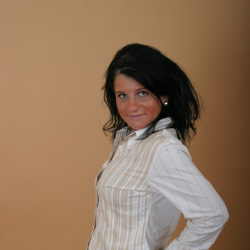 Amateurlady Donna strippt und zeigt ihre spitzen Br�ste!