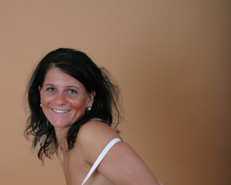 Amateurlady Donna strippt und zeigt ihre spitzen Br�ste!