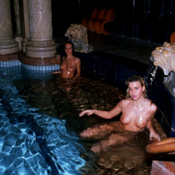 Hardcore_Fr1 f�hlen sich so richtig wohl im Hotelpool