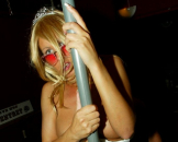 Sie hat dicke Silikontitten und eine rasierte feuchte Muschi. Auf diesen geilen Hardcorefotos kannst du ein ziemlich geiles Amateurluder sehen wie sie sich von drei hei�en Typen mittleren Alters verw�hnen ...