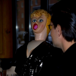 Der Amateurboy und die Gummipuppe!! Hardcorefotos