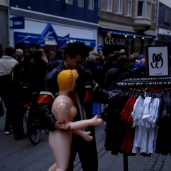 Der Amateurboy und die Gummipuppe!! Hardcorefotos