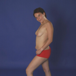 Lici balanciert sexy an einem Stuhl. Erotische Fotos. Sehenswert!