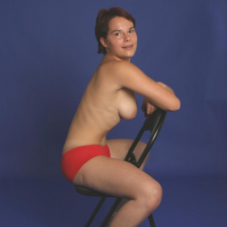 Lici balanciert sexy an einem Stuhl. Erotische Fotos. Sehenswert!