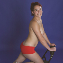 Lici balanciert sexy an einem Stuhl. Erotische Fotos. Sehenswert!