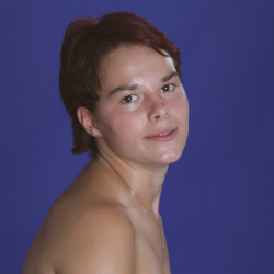 Lici balanciert sexy an einem Stuhl. Erotische Fotos. Sehenswert!