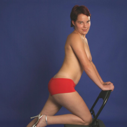 Lici balanciert sexy an einem Stuhl. Erotische Fotos. Sehenswert!