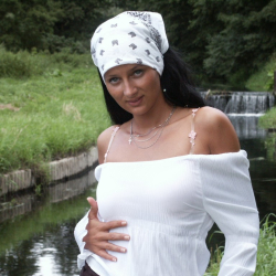 unsere sch�ne Amateurin Melanie zeigt sich nackt im Freien 