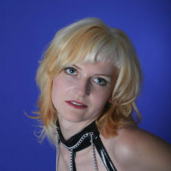 Virginie im Latexkost�m