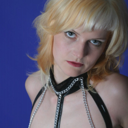 Virginie im Latexkost�m