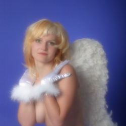 Sexy Bilder mit Virginie im Engelskost�m