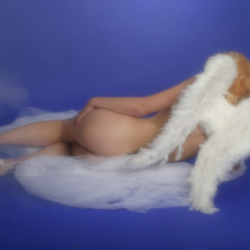 Sexy Bilder mit Virginie im Engelskost�m