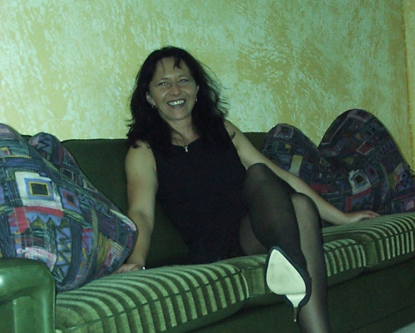 Nora auf der Couch