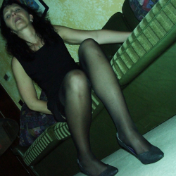 Nora auf der Couch