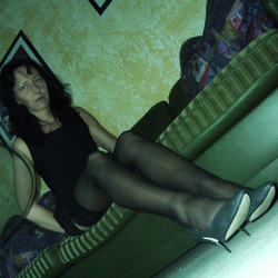 Nora auf der Couch