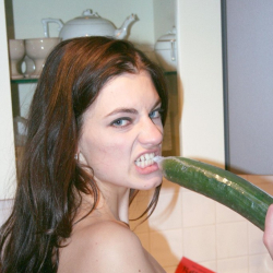 Sex mit Gurke - Steffi beim Gurkensex - private Sexbilder