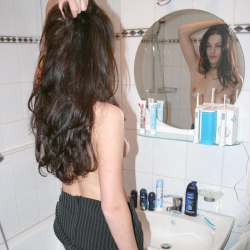 Steffi nackt im Badezimmer