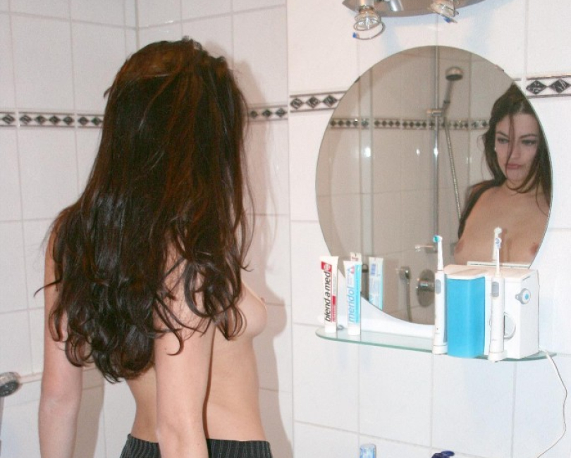 Steffi nackt im Badezimmer