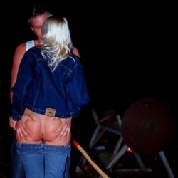 Sexfotos mit Blondine im Wald
