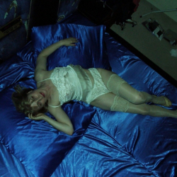 Alte Frau in Reizw�sche