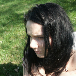 FKK-Teens: Mel nackt auf der Wiese