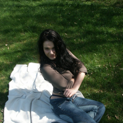 FKK-Teens: Mel nackt auf der Wiese