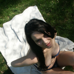 FKK-Teens: Mel nackt auf der Wiese