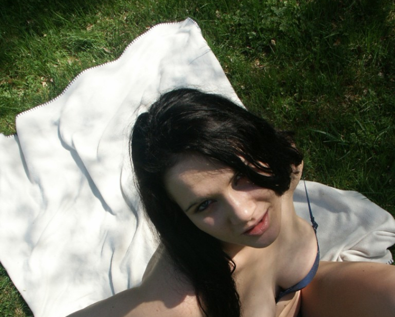 FKK-Teens: Mel nackt auf der Wiese