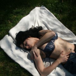 FKK-Teens: Mel nackt auf der Wiese