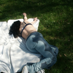 FKK-Teens: Mel nackt auf der Wiese