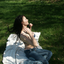 FKK-Teens: Mel nackt auf der Wiese