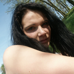 FKK-Teens: Mel nackt auf der Wiese