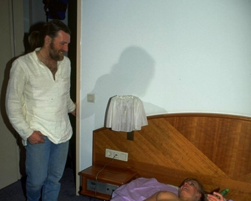 Mann mit Bart v�gelt Frau