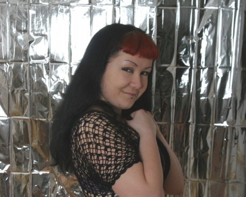 Nackfotos - Molliges Girl mit gepiercten Titten