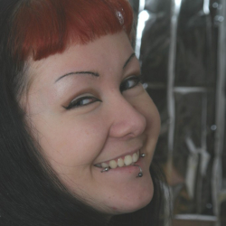 Nackfotos - Molliges Girl mit gepiercten Titten