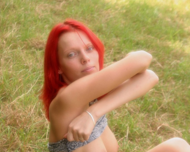 Rosi nackt im Park