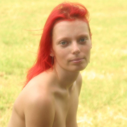 Rosi nackt im Park