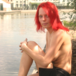 Deutsche Amateur-Frau nackt am See