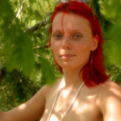 Rosi nackt am See